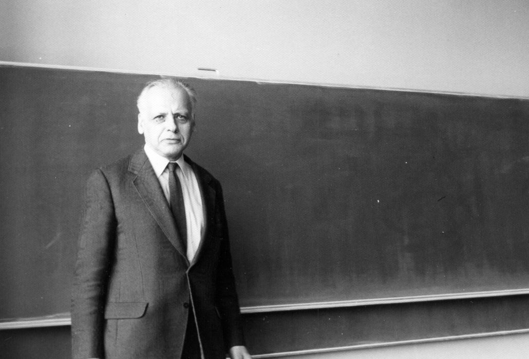 Martin Löb in front of a blackboard